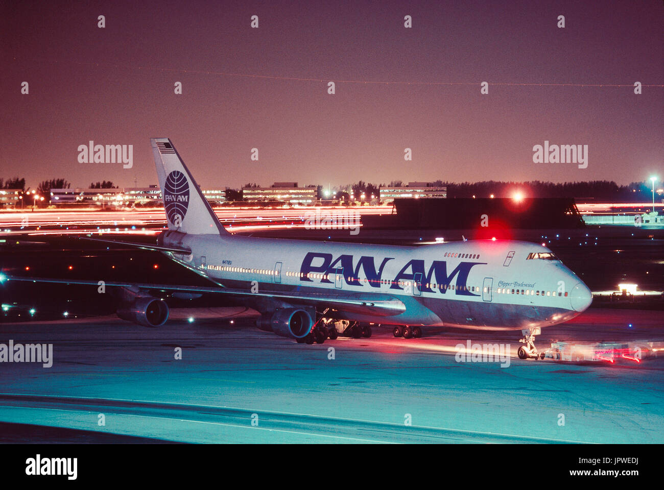Boeing 747-100 de la Pan Am soit poussé en arrière par un remorqueur de nuit Banque D'Images