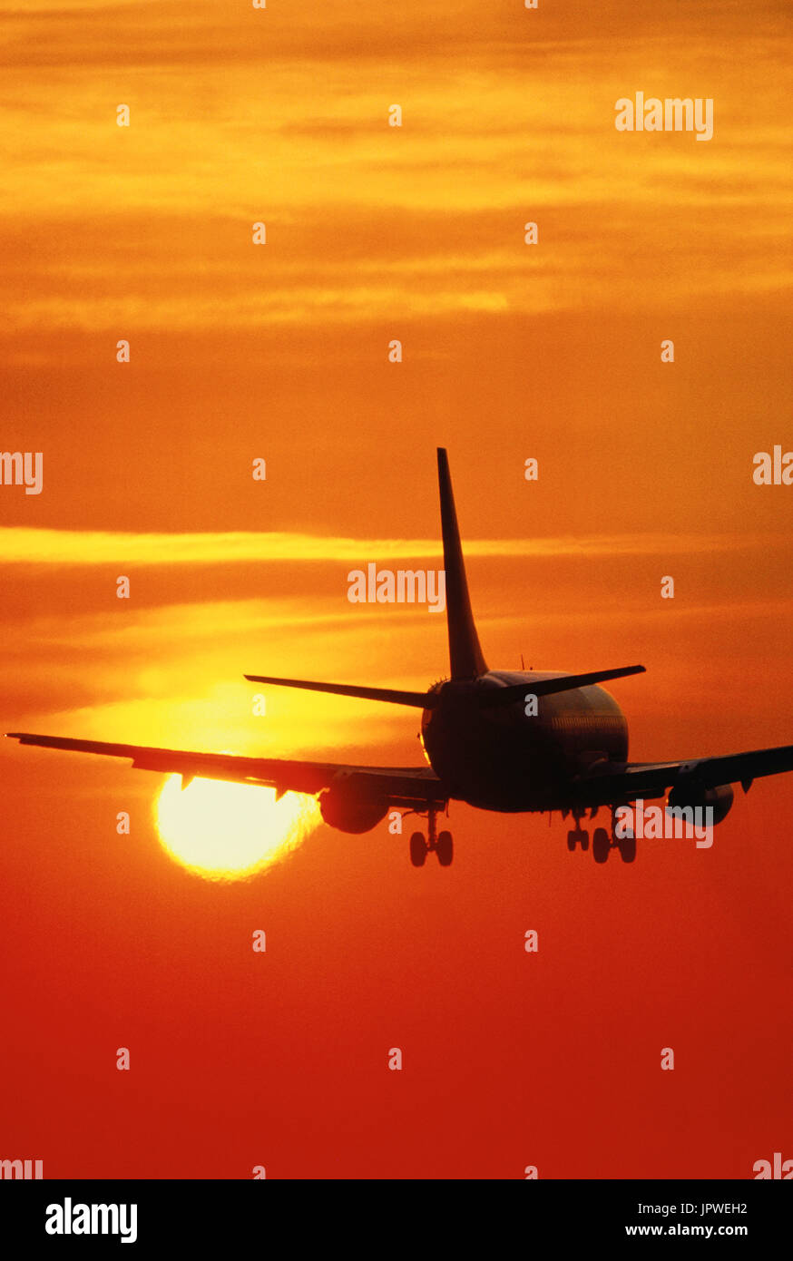 Sur Boeing 737-200 approche finale au coucher du soleil Banque D'Images