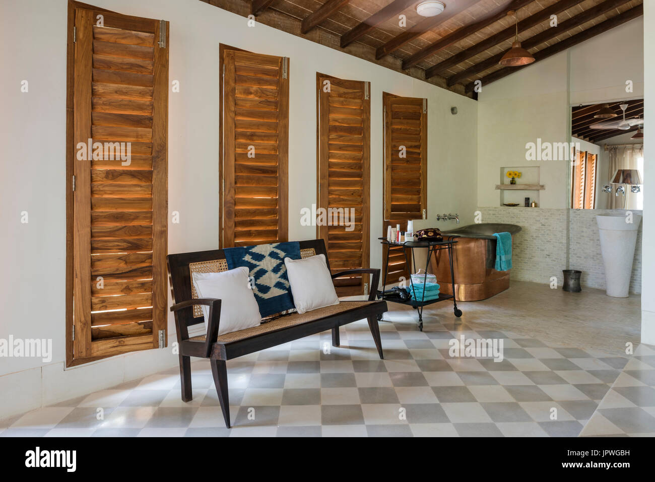 Baignoire en fonte par banc Banque D'Images