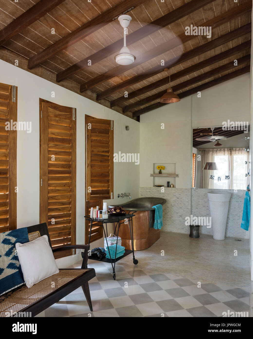 Baignoire en fonte par banc Banque D'Images