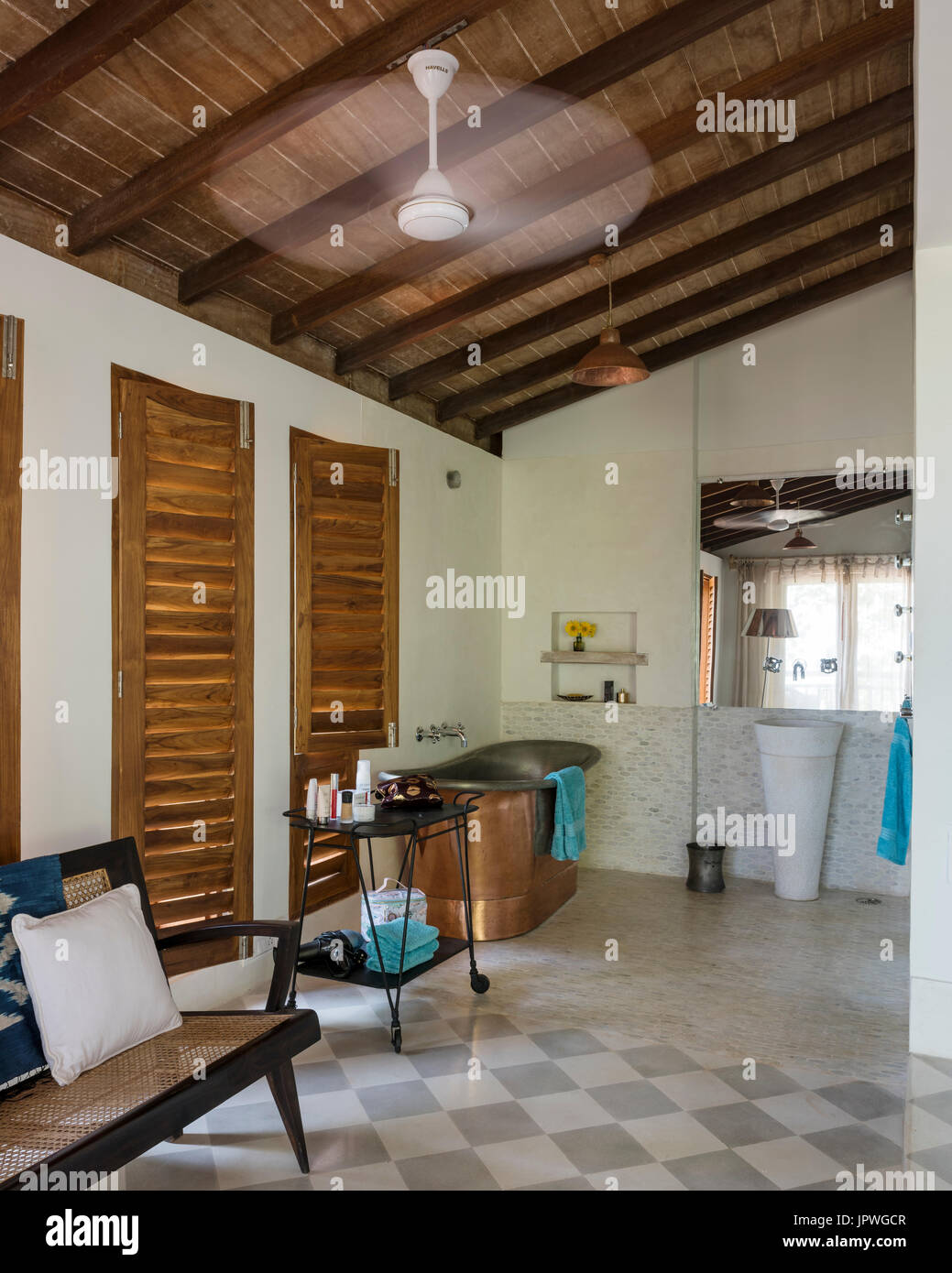 Baignoire en fonte par banc Banque D'Images