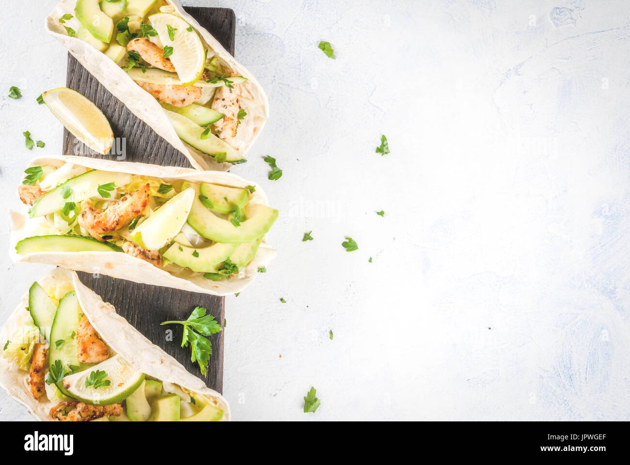 Salsa Collation L'alimentation saine collation. Tacos Tortillas avec poulet grillé ...