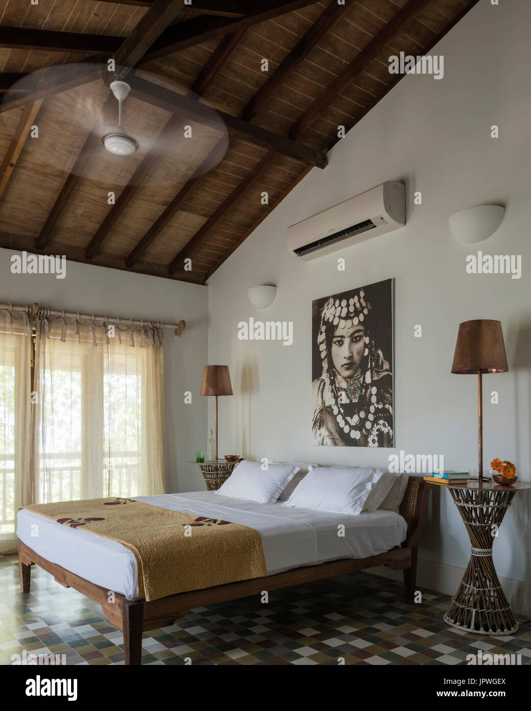 Peinture de femme au-dessus de lit double Banque D'Images