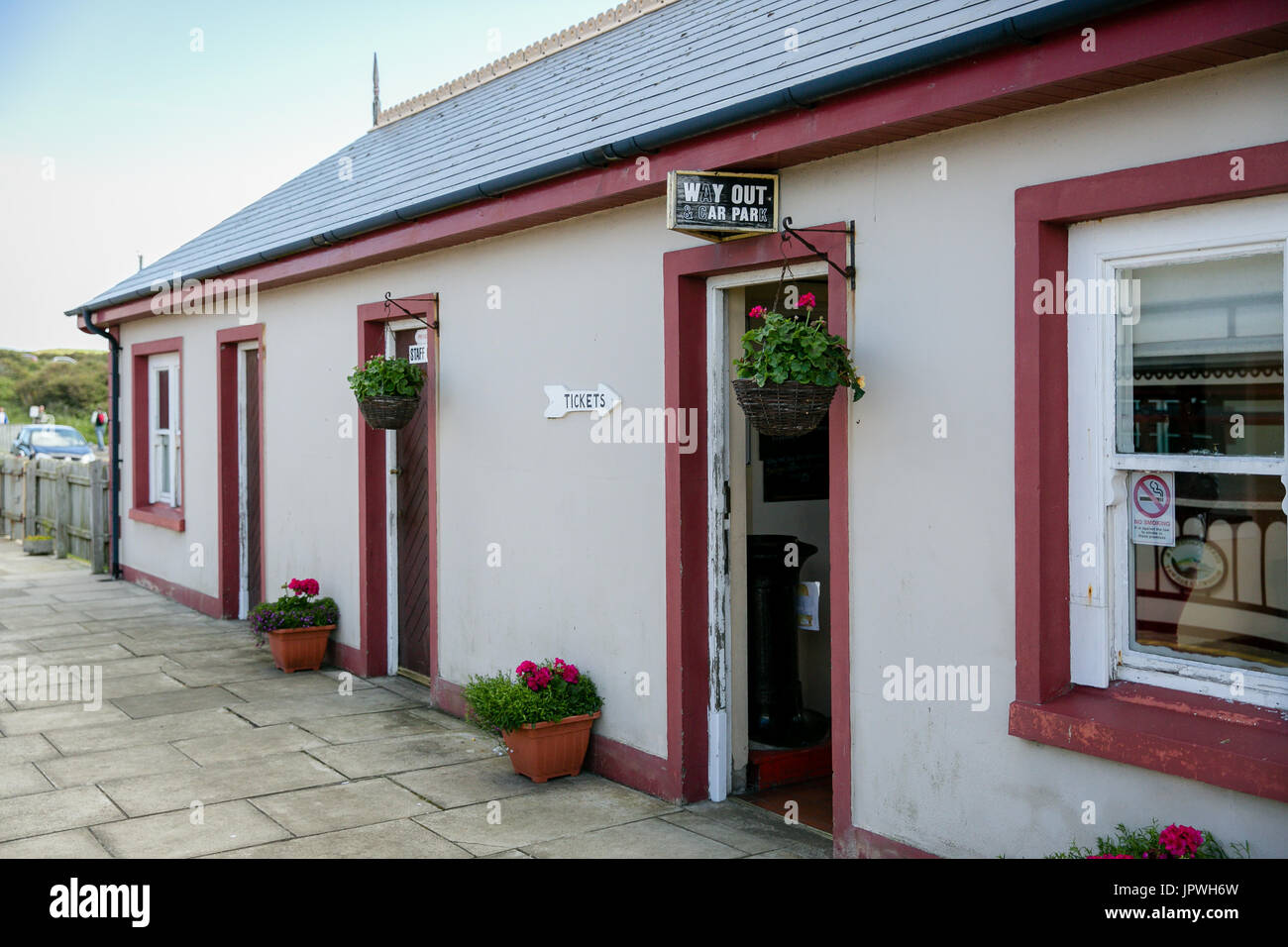 Entrée de la gare de l'ancien bâtiment à la Giant's Causeway et la gare de bushmills antrim Irlande du Nord Banque D'Images