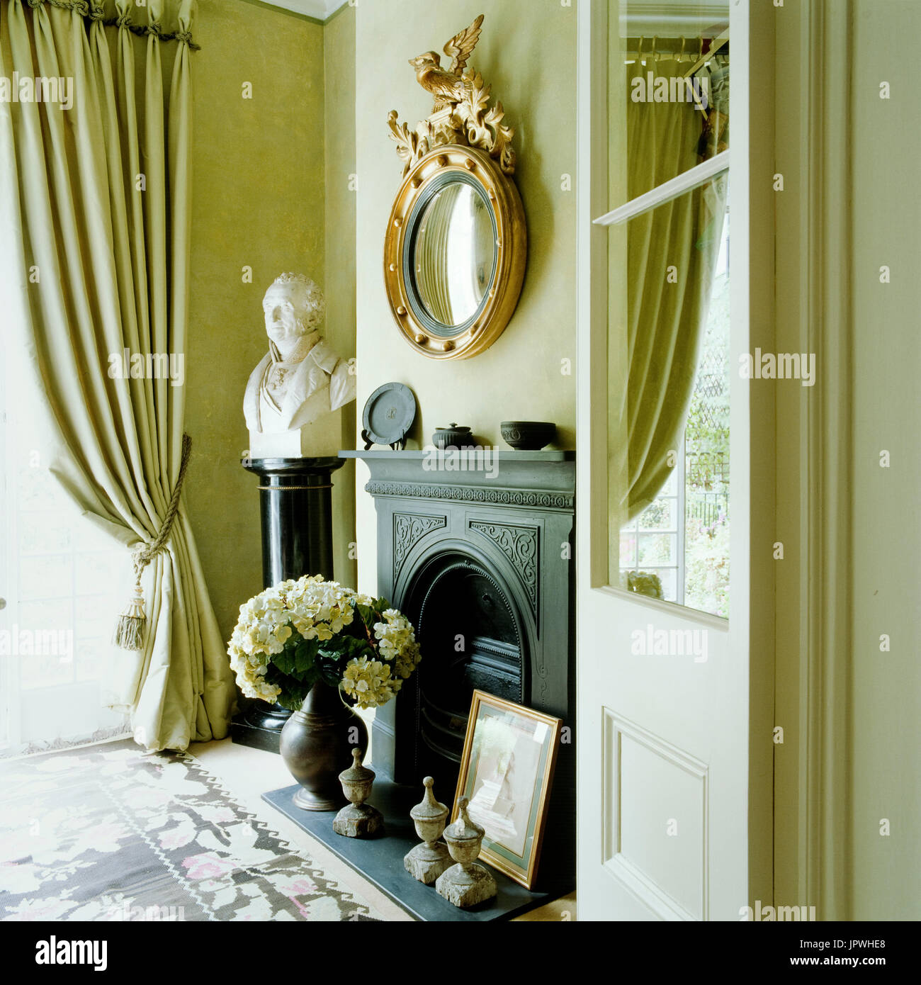Design intérieur de style édouardien par cheminée Banque D'Images