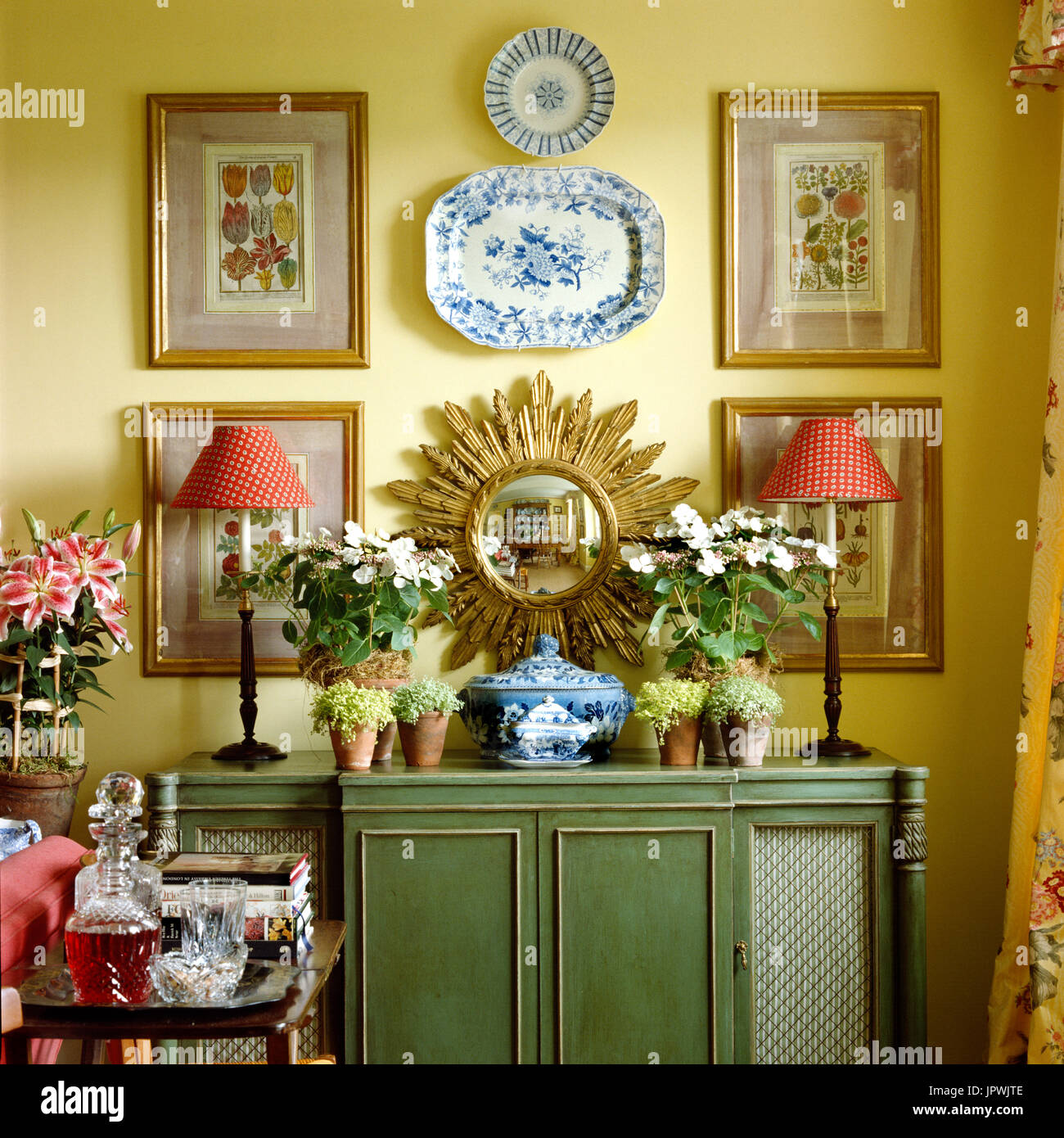 Les fleurs et les lampes sur table Banque D'Images