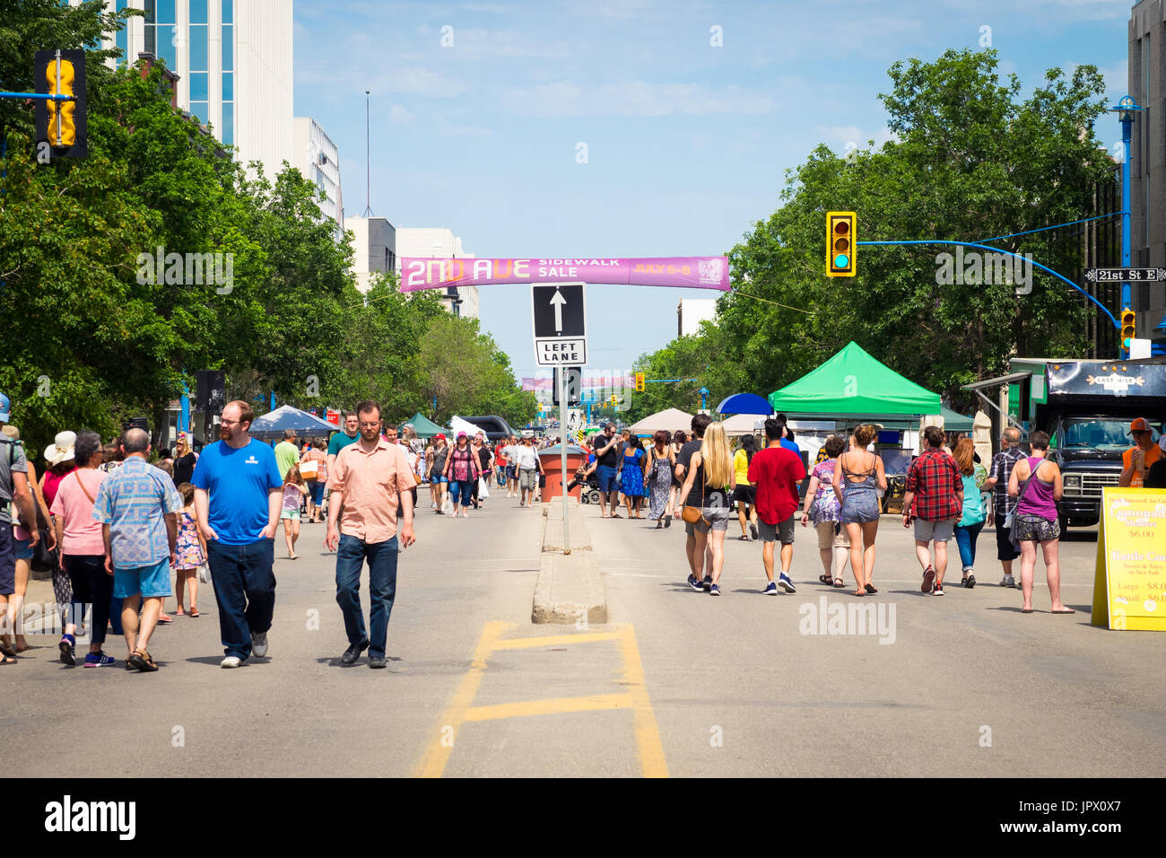 La 2ème Avenue vente-trottoir à Saskatoon, Saskatchewan, Canada. Une tradition de Saskatoon, la vente-trottoir a célébré son 41e anniversaire en 2017. Banque D'Images