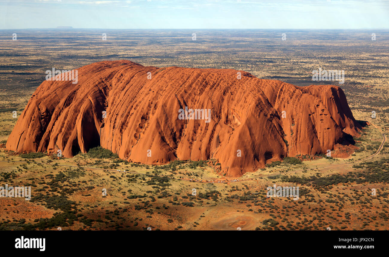 Vue aérienne d'Uluru (Aires), de l'Uluṟu-Kata Tjuṯa National Park, Territoire du Nord, Australie Banque D'Images