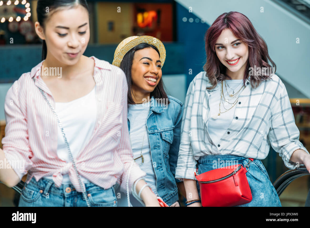 Heureux les jeunes femmes élégantes marcher ensemble dans un centre commercial, les jeunes filles shopping concept Banque D'Images