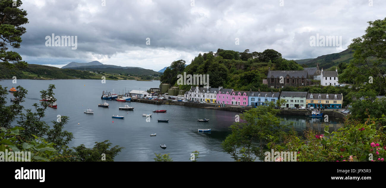 L'image du panorama pittoresque port de Portree sur l'île de Skye un jour d'été. Banque D'Images