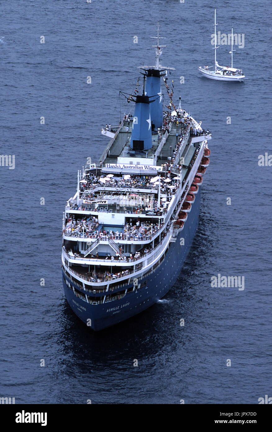 AJAXNETPHOTO. Février, 1987. FREMANTLE, Australie. - Croisière détourné - LE NAVIRE DE CROISIÈRE Achille Lauro. Bateau A ÉTÉ HI-SURÉLEVÉ PAR LE FLP (FRONT DE LIBÉRATION DE LA PALESTINE.) en 1985. PHOTO:JONATHAN EASTLAND/AJAX REF:876910 16 Banque D'Images