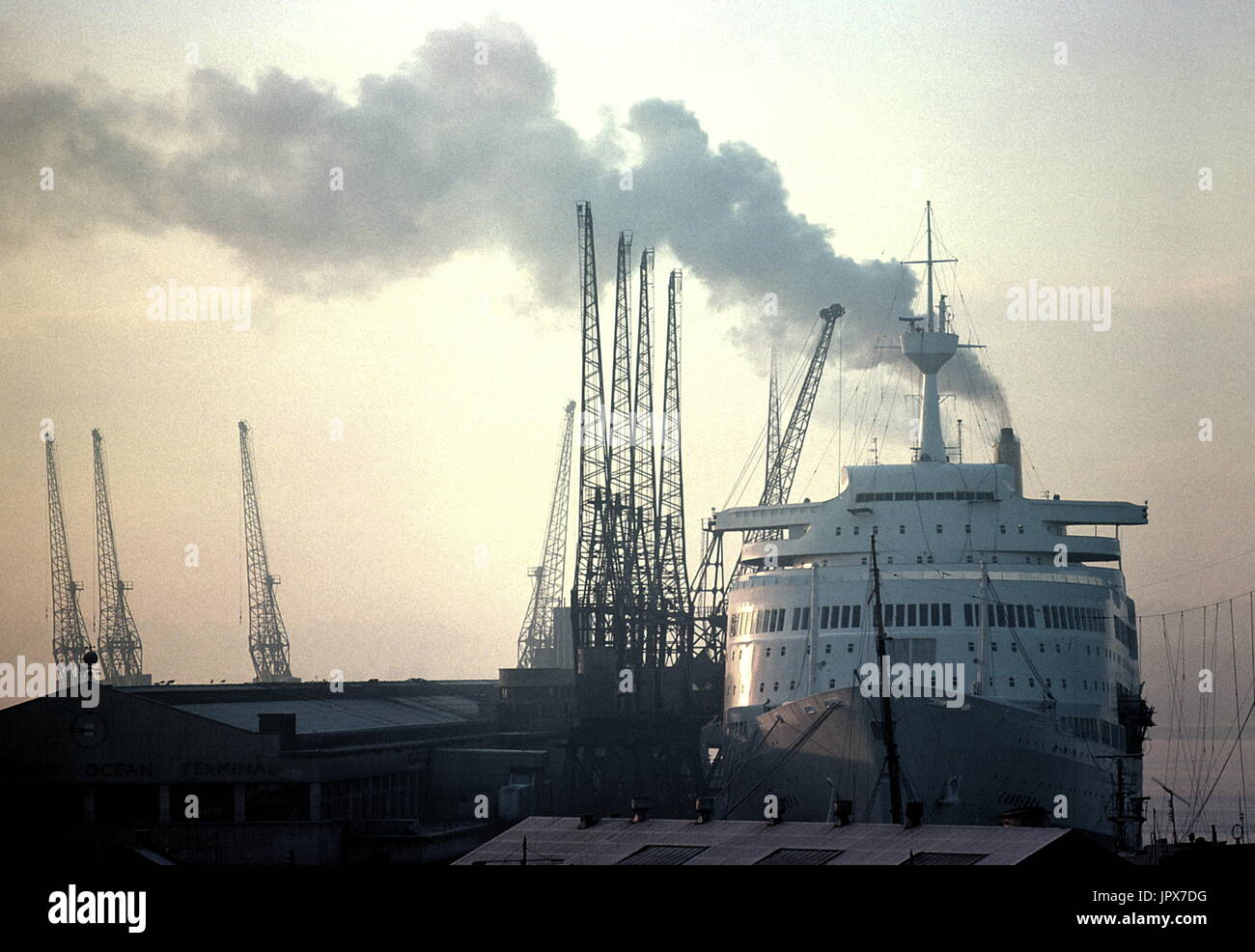 AJAXNETPHOTO. 5ème décembre 1976. SOUTHAMPTON, Angleterre. - P&O LINER CANBERRA AMARRÉ À SOUTHAMPTON OCEAN TERMINAL. PHOTO:JONATHAN EASTLAND/AJAX. REF:603413 18 Banque D'Images