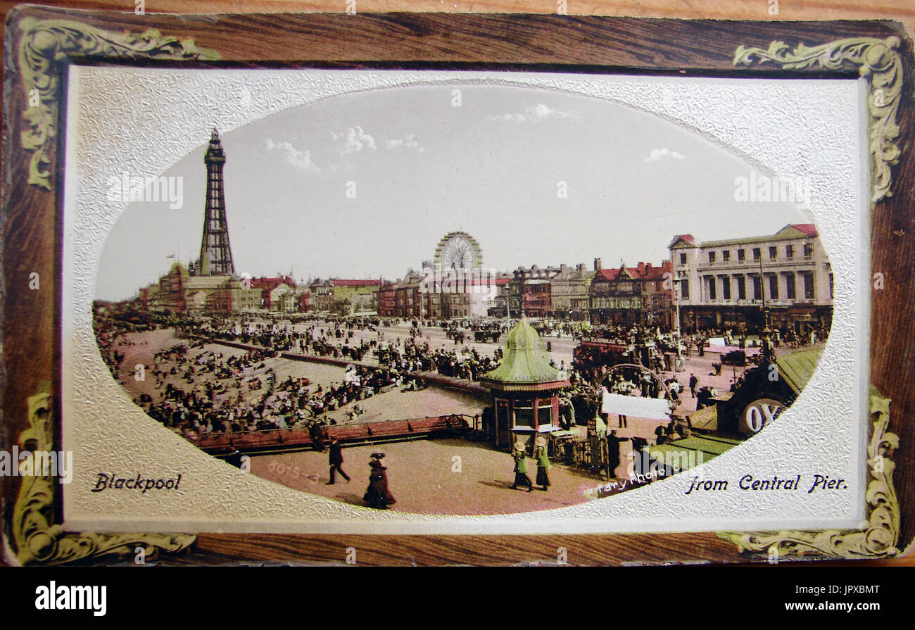 Une carte postale montrant Blackpool, Lancashire à partir de la jetée centrale Banque D'Images