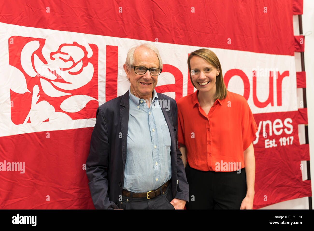 Réalisateur de film avec travail candidat à Milton Keynes South, Hannah O'Neill, au cours de la campagne électorale de 2017 Banque D'Images