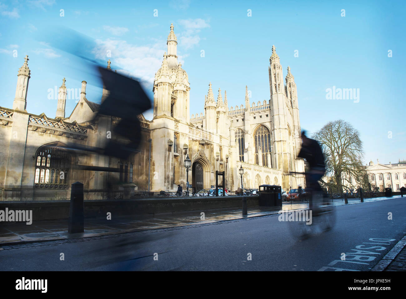 L'heure de pointe à Cambridge, en tant que cyclistes, vélo passé trouble du Kings College de Cambridge lors d'une journée ensoleillée avec ciel bleu Banque D'Images