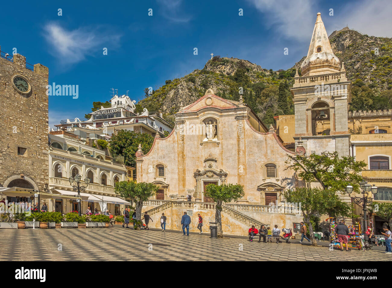 Gate et de l'Église sur la place principale Taormina Italie Banque D'Images