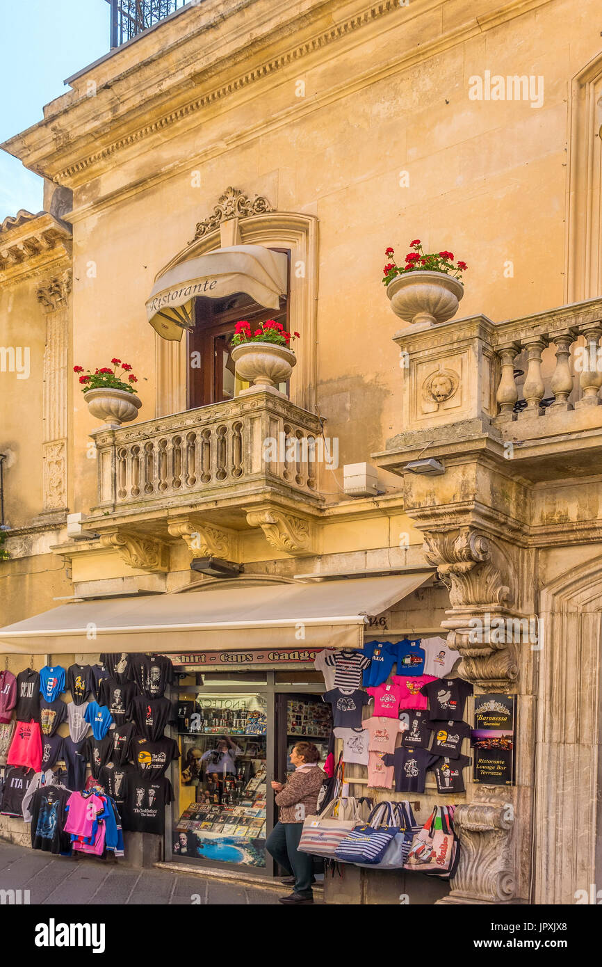 Boutique touristique dans le vieux quartier Taormina Italie Banque D'Images