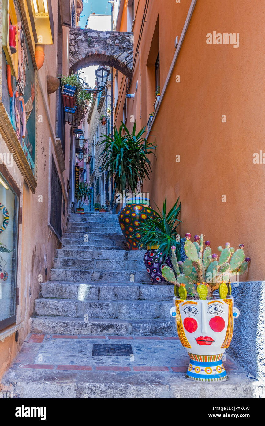 Ruelle étroite dans le village de Taormina Italie Banque D'Images