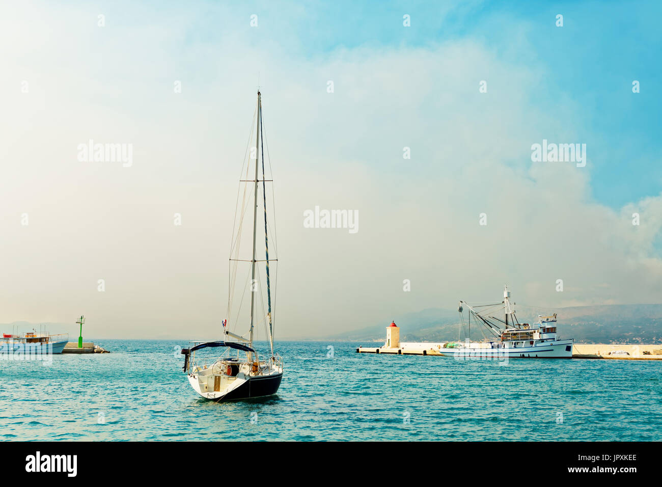 La location ou la location et d'un chalutier de pêche dans le port de la ville appelée Postira - ile de Brac, Croatie Banque D'Images