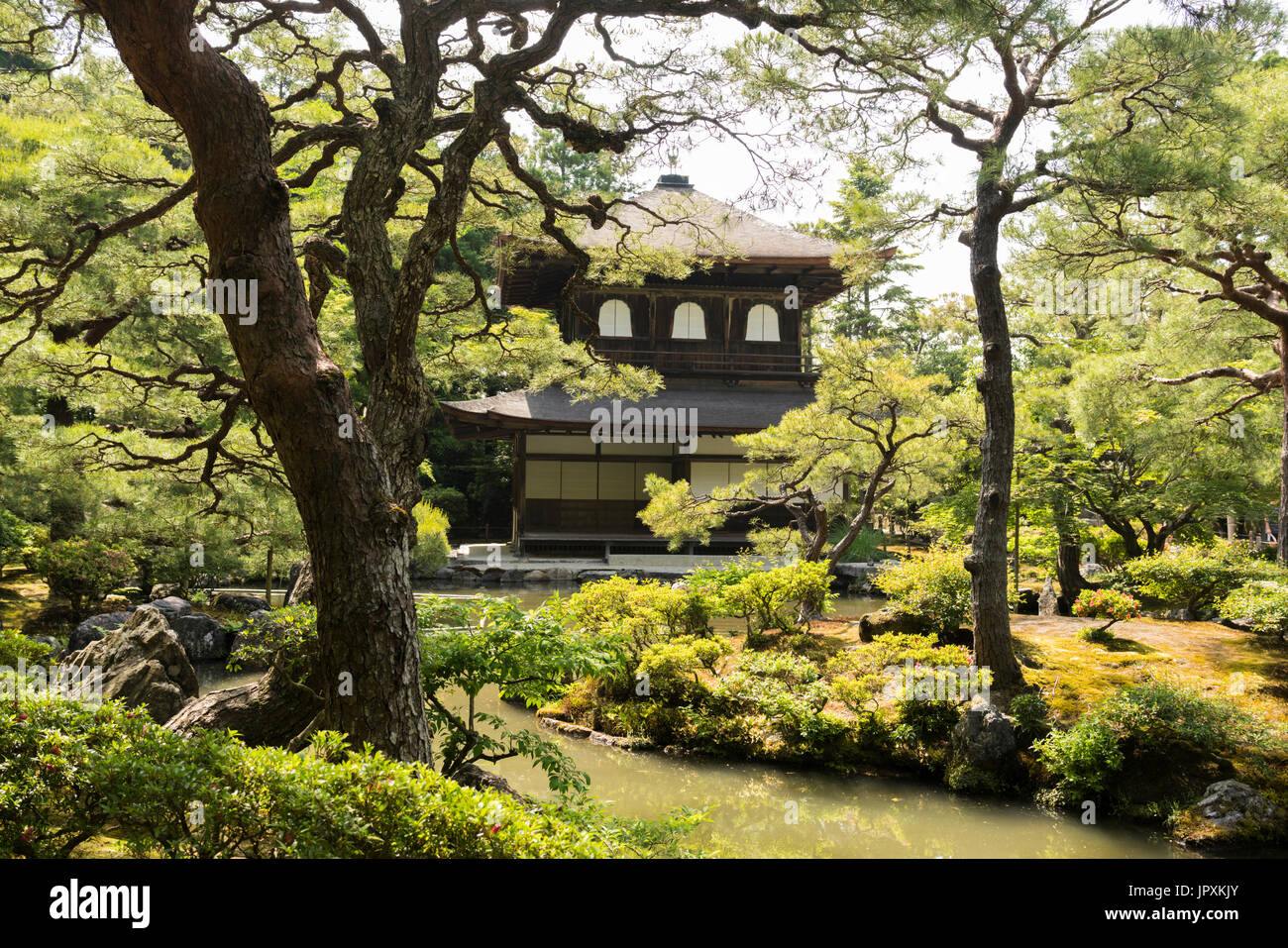Ginkakuji Temple bouddhiste et pavillon de l'argent sur le jardin d'une journée ensoleillée en été Banque D'Images