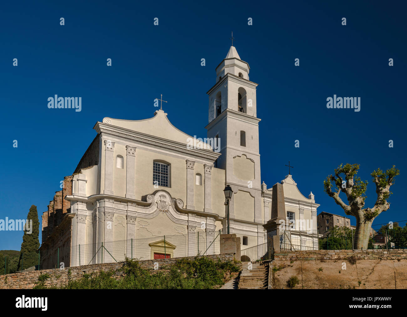 L'église San Giovanni Evangelista, 16ème siècle, dans village sur une colline de Santo-Pietro-di-Tenda, région du Nebbio, Haute-Corse, Corse, France Banque D'Images
