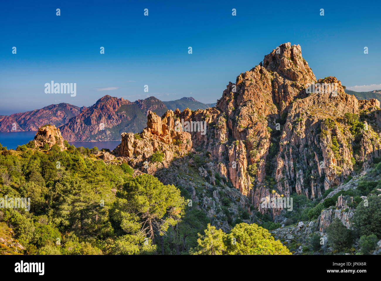 Les roches de granite porphyrique Orange, à les Calanche de Piana, Site du patrimoine mondial de l'UNESCO, Corse-du-Sud, Corse, France Banque D'Images