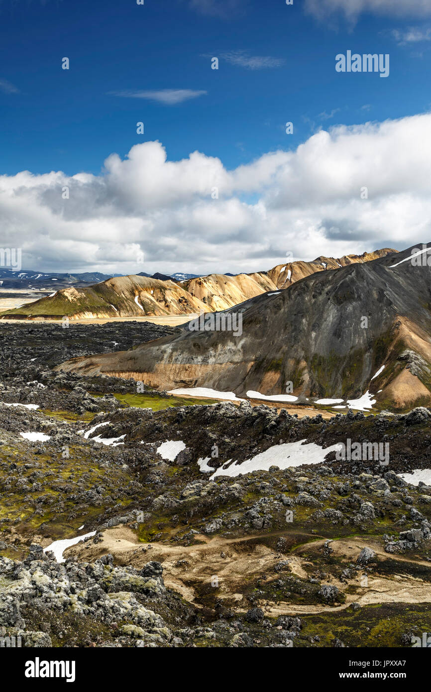 Montagnes de rhyolite et champ de lave, Landmannalaugar, Islande, la Réserve Naturelle de Fjallabak Banque D'Images