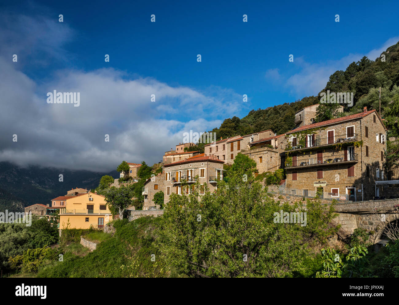 Hill town de l'Ota, les gorges de Spelunca, Corse-du-Sud, Corse, France Banque D'Images