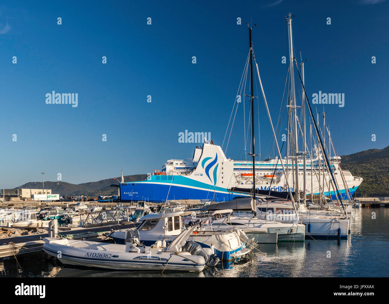 Voiliers au port de plaisance, M/F Kalliste ferry au Quai derrière, au Golfe de Valinco, Propriano, Corse-du-Sud, Corse, France Banque D'Images
