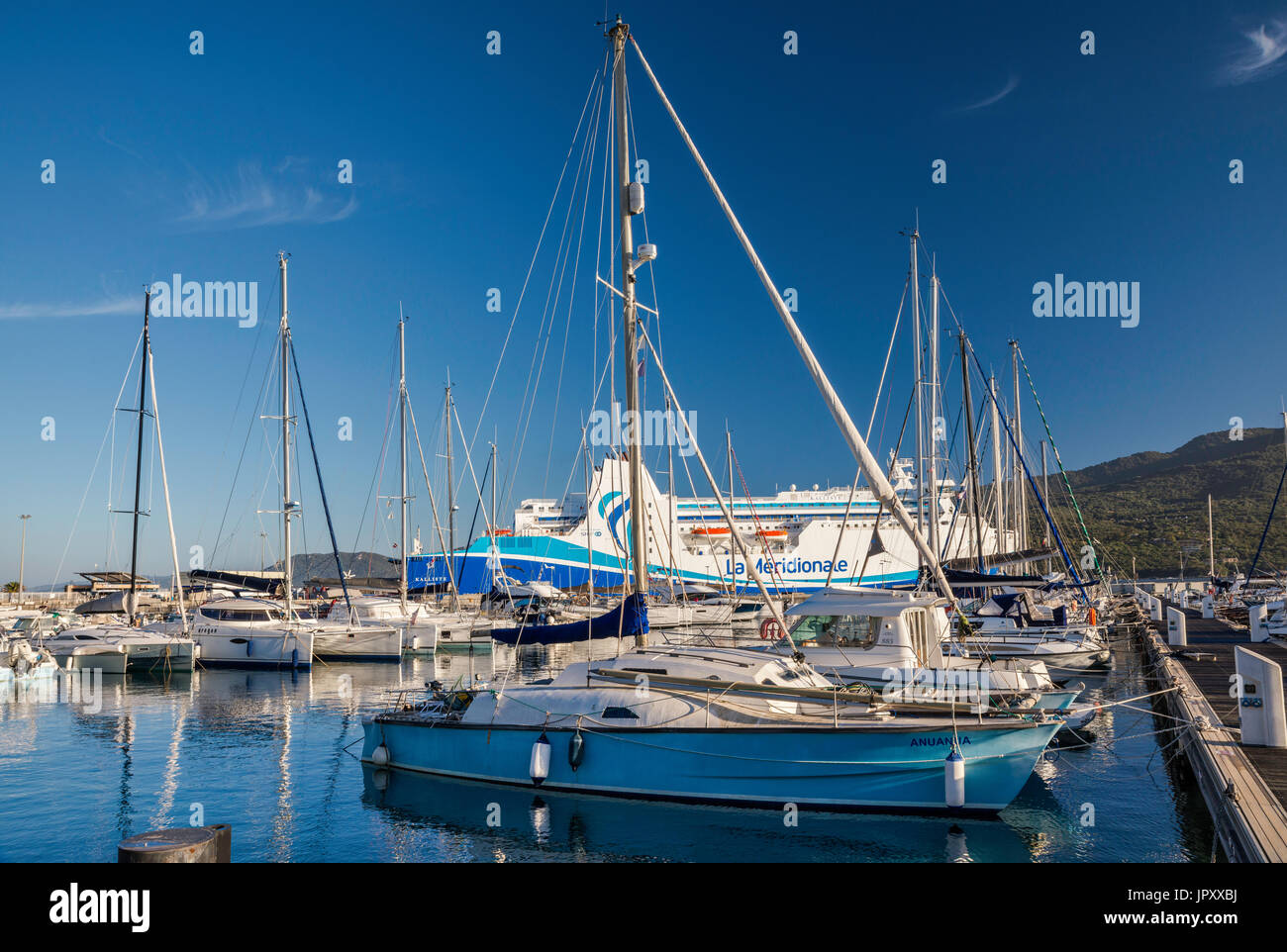 Voiliers au port de plaisance, M/F Kalliste ferry au Quai derrière, au Golfe de Valinco, Propriano, Corse-du-Sud, Corse, France Banque D'Images