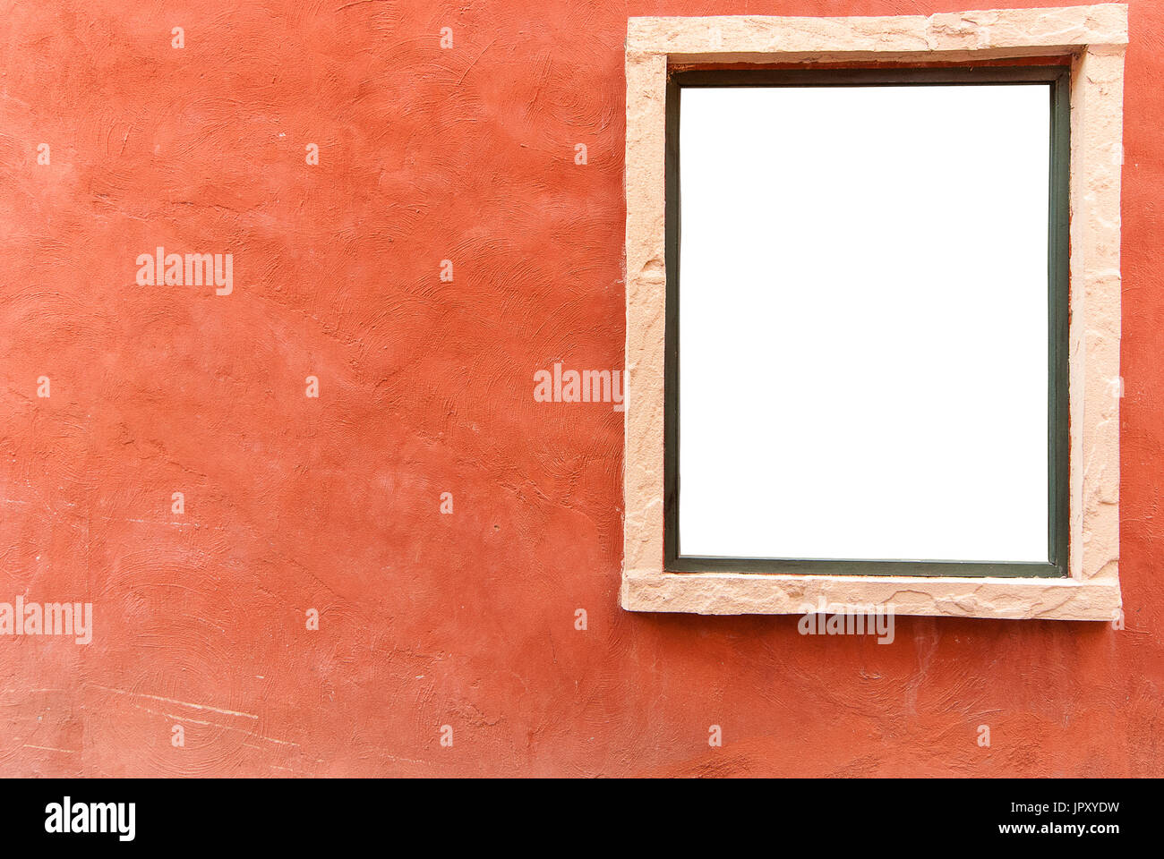 Vieux mur de béton orange avec fenêtre arrière-plan blanc Banque D'Images