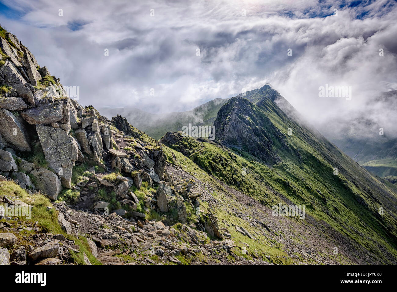 Striding Edge sur l'un des principaux Helvellyn fells ou montagnes dans le Lake District. Striding Edge est un populaire ridge à pied dans la région. Banque D'Images