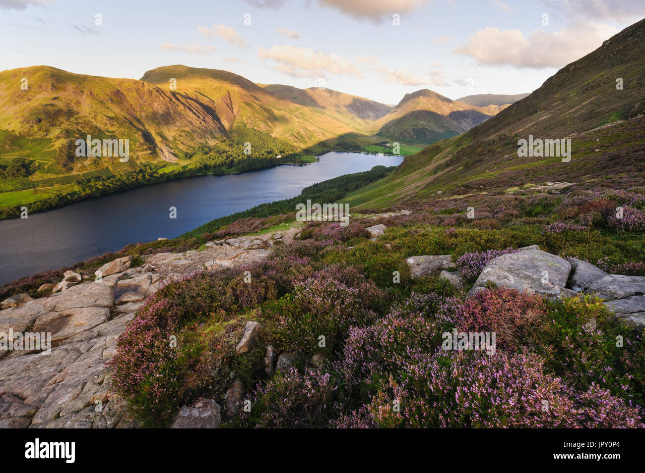 Buttermere Lake et la lande à Fells dans le Lake District de Red Pike, Cumbria Banque D'Images