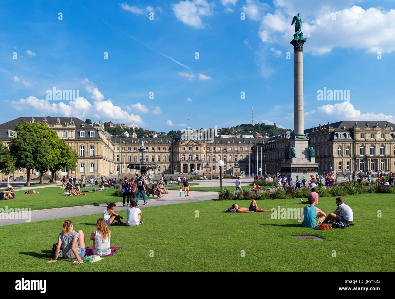 Neues Schloss et dans Jubilaumssaule Schlossplatz, Stuttgart, Bade-Wurtemberg, Allemagne Banque D'Images