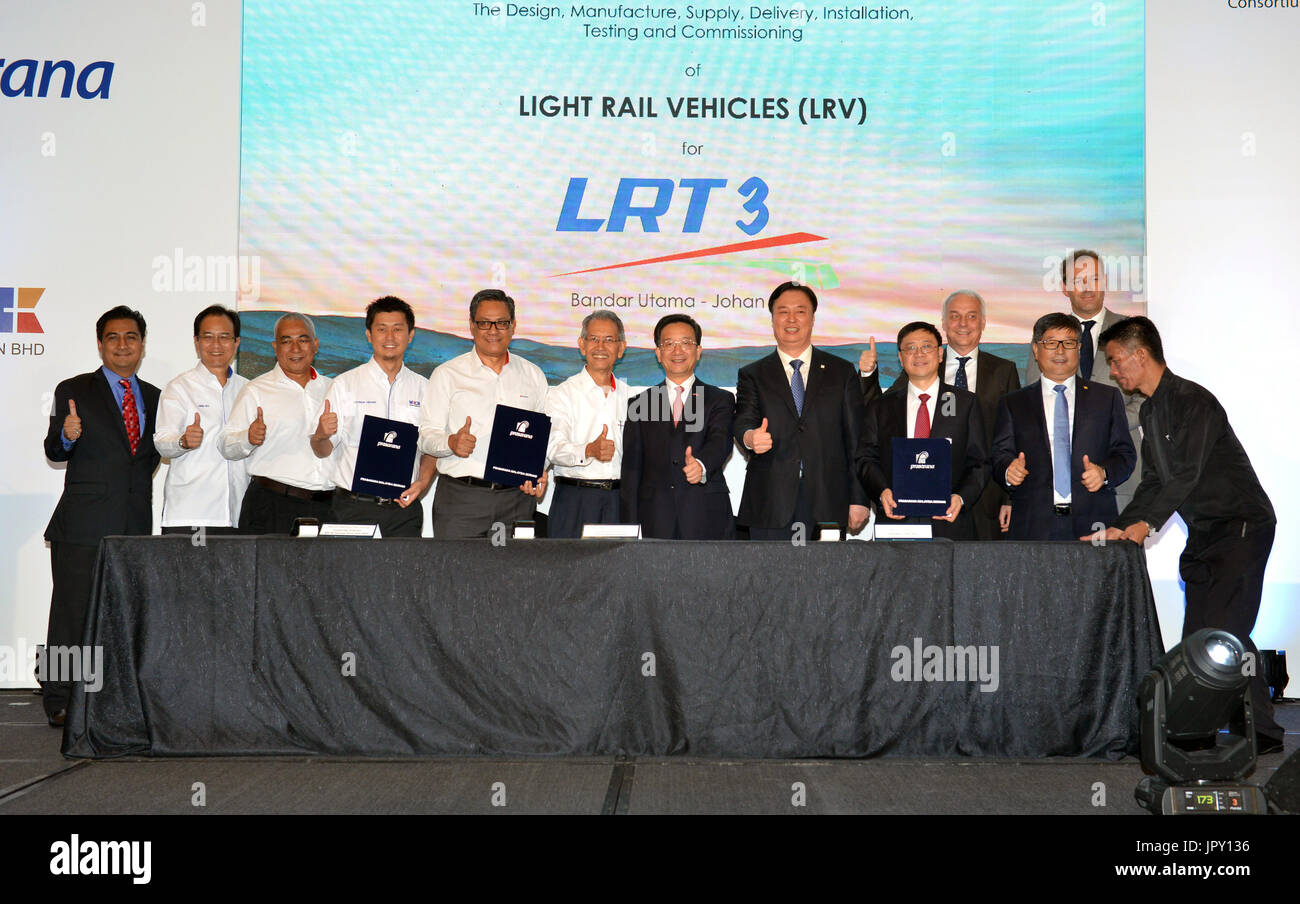 Kuala Lumpur, Malaisie. 2 Août, 2017. Les clients posent pour des photos après la cérémonie de signature de l'accord qui s'est tenue à Kuala Lumpur, Malaisie, le 2 août 2017. Prasarana Malaisie, une infrastructure de transport public, l'entreprise a signé un accord avec un consortium dirigé par la Chine du matériel roulant fabricant CRRC mercredi pour présenter le pilote automatique d'un réseau de transport public de la Malaisie. Credit : Chong Chung Voon/Xinhua/Alamy Live News Banque D'Images