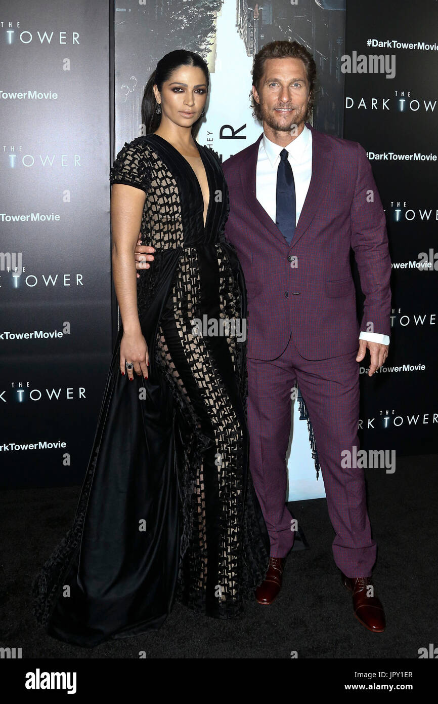 Camila alves et son mari Matthew mcconaughey assister à 'la tour sombre' new york en première mondiale au musée d'art moderne le 31 juillet 2017 à new york. Banque D'Images