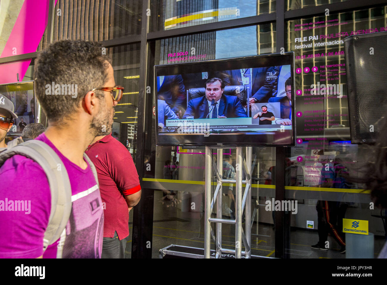 Sao Paulo, Brésil. 2 Août, 2017. Dénoncer voter contre le président Michel Temer : Déménagement en face de l'immeuble où le Bureau de la présidence de la république est situé, sur l'Avenida Paulista, à São Paulo (SP), dans l'après-midi du mercredi (02). Deux postes de télévision ont été installés pour suivre le vote sur la plainte contre le président Michel Temer. Credit : Cris Faga/ZUMA/Alamy Fil Live News Banque D'Images