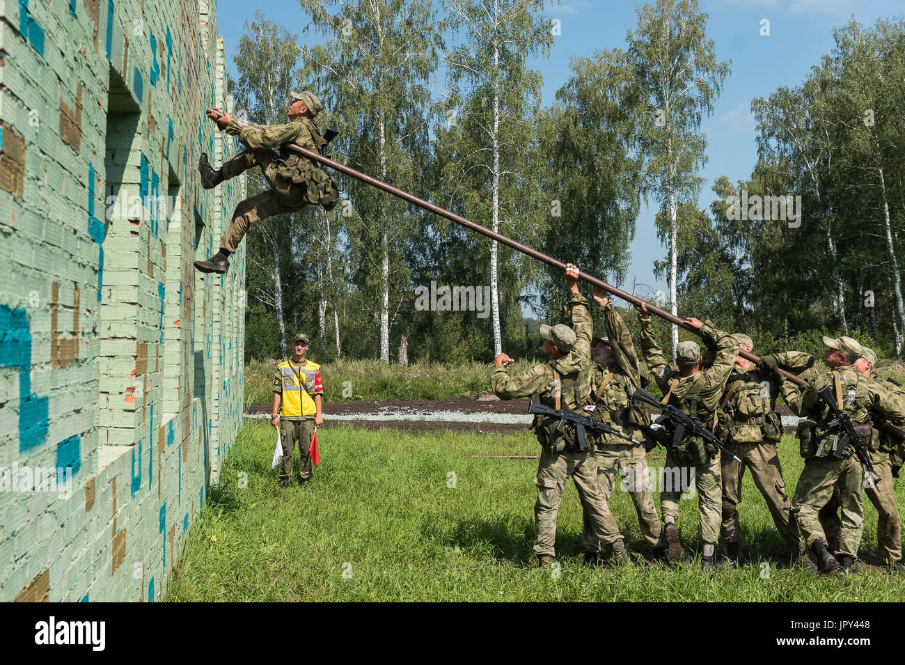 (170802) -- Novosibirsk (Russie), 3 août 2017 (Xinhua) -- des soldats russes escalader un mur au cours de l'Armée Internationale 2017 Jeux en région de Novossibirsk, Russie, le 2 août 2017. 'Armée du Scoutisme la concurrence des maîtres de l'International Jeux 2017 a débuté à l'École de commandement militaire supérieur de Novossibirsk le 30 juillet. (Xinhua/Evgeny Sinitsyn) Banque D'Images