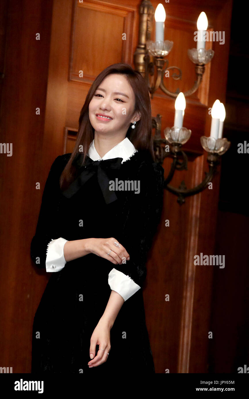L'actrice coréenne S. Kim Ah joong-actrice sud-coréen Kim Ah-joong, qui stars dans le nouveau drama "vivre jusqu'à votre nom," pose pour une photo lors d'un événement publicitaire à Séoul le 1 août 2017. Le premier épisode de drama sera diffusé par le réseau de télévision tvN, le 12 août. (Yonhap)/2017-08-03 08:06:45/ < 1980-2017 AGENCE YONHAPNEWS. . > Photo via Newscom Banque D'Images