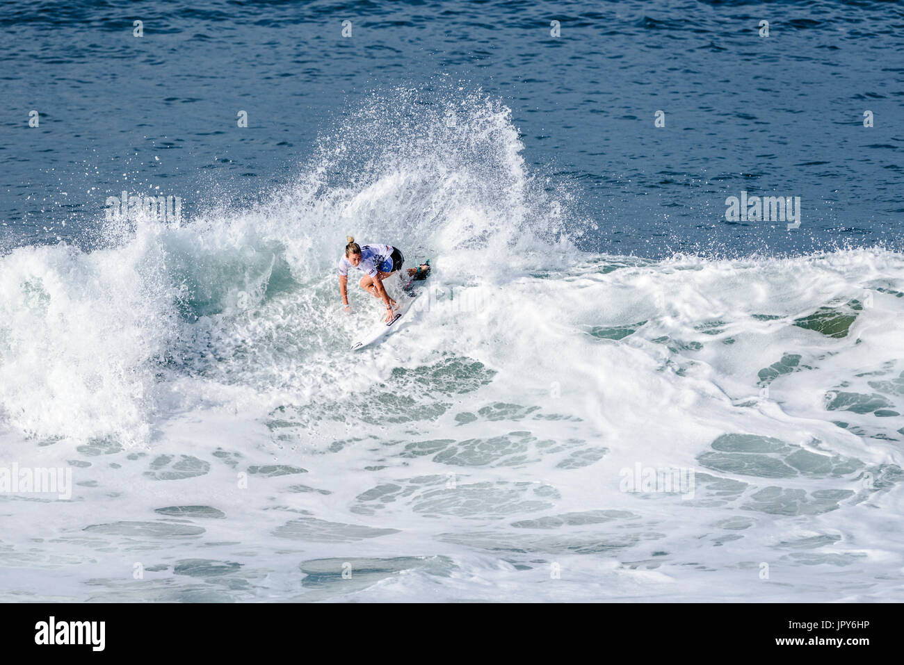 Huntington Beach, USA. 02 août, 2017. Coco Ho (USA-Texas) sculpte une puissante tour à la Women's 2017 CARS US Open de surf, le mercredi, 02 août, 2017. Credit : Benjamin Ginsberg/Alamy Live News. Banque D'Images