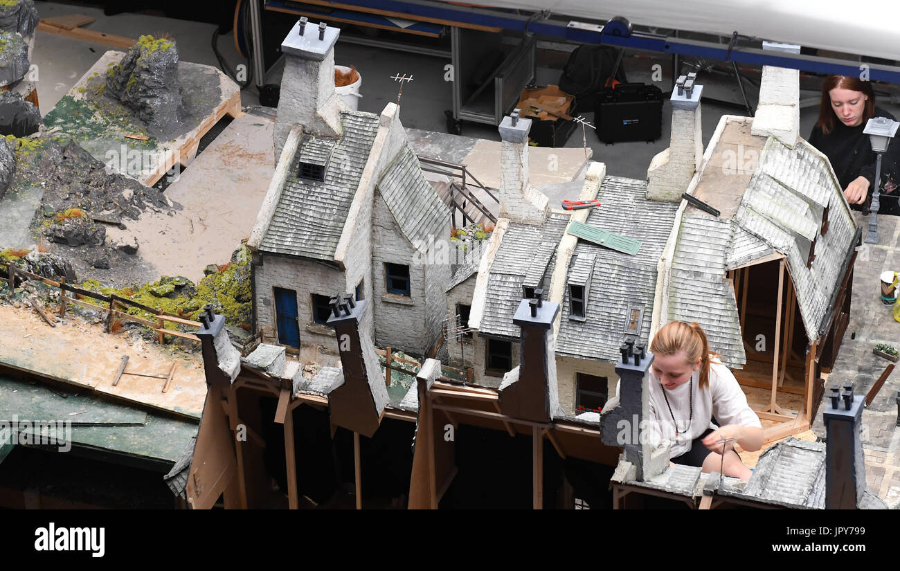 Les élèves construisent l'ensemble pour un film d'animation à l'école du film de Potsdam, Allemagne, le 2 août, 2017. L'école de cinéma de Konrad Wolf est devenu le premier film officiel de l'Allemagne dans l'université il y a trois ans des studios de Babelsberg. Techniques pour faire des films dans l'avenir sont également étudiés ici. Photo : Bernd Settnik/dpa-Zentralbild/dpa Banque D'Images