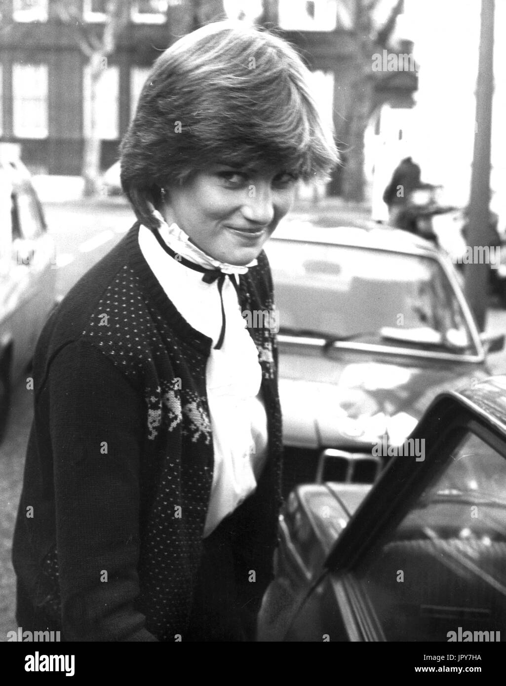 31 août 2017 marque 20 ans depuis la mort de la princesse Diana. La princesse Diana meurt de blessures graves dans les premières heures du 31 août 1997 après un accident de voiture à Paris. Sur la photo : Nov 15, 1980 - Londres, Angleterre, Royaume-Uni - 19 ans, Lady Diana Spencer, comme elle l'appelait à l'époque, revient à son appartement au tout début de sa relation avec le Prince Charles. Crédit : KEYSTONE Photos USA/ZUMAPRESS.com/Alamy Live News Banque D'Images