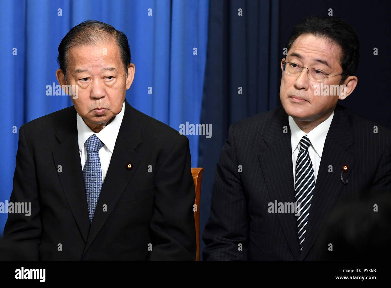 Tokyo, Japon. 3e août, 2017. Toshihiro Nikai (L), le Parti libéral-démocrate au pouvoir, secrétaire général et Fumio Kishida, Ministre des affaires étrangères sortant du Japon et le nouveau chef du parti au pouvoir, le Parti démocratique libéral de la politique du Conseil de recherche, participer à une conférence de presse à Tokyo, Japon, le 3 août 2017. Le Premier ministre japonais Shinzo Abe le jeudi vétéran nommé alliés proches des rôles clés au sein du Parti démocratique libéral (LDP) pour aider à augmenter les taux historiquement bas l'appui du public, tout en respectant l'équilibre entre les influences entre factions au sein du parti. Credit : Ma Ping/Xinhua/Alamy Live News Banque D'Images