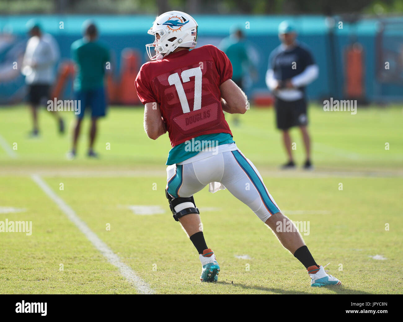 Davie, FL, USA. 3e août 2017. fl-sp-dauphins-20170803-6 .Miami Dolphins quart-arrière Ryan Site Tannehill exécute retour à la configuration d'un laissez-passer au cours de training camp jeudi matin avant qu'il a subi une blessure au début de la pratique de jeudi à Davie.rembourré durant la première session 11-SUR-11 Site Tannehill, Miami's starter depuis cinq saisons, brouillés à la droite et à la fin de son premier run. Il est tombé dans un groupe de joueurs et apparemment bouclée chirurgicalement réparée son genou gauche. Banque D'Images