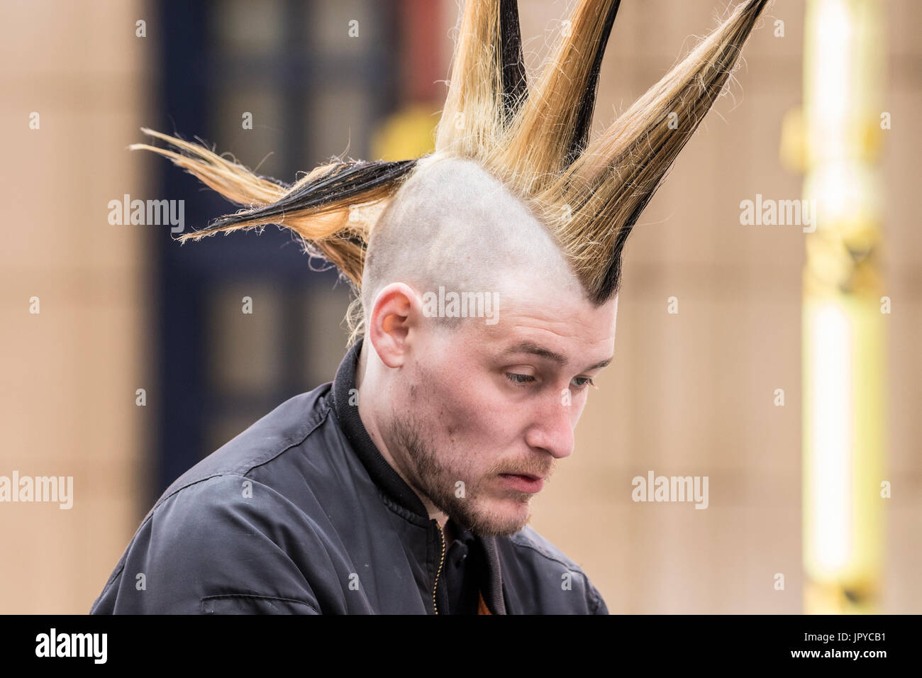 Coiffure rock Banque de photographies et d'images à haute résolution - Alamy