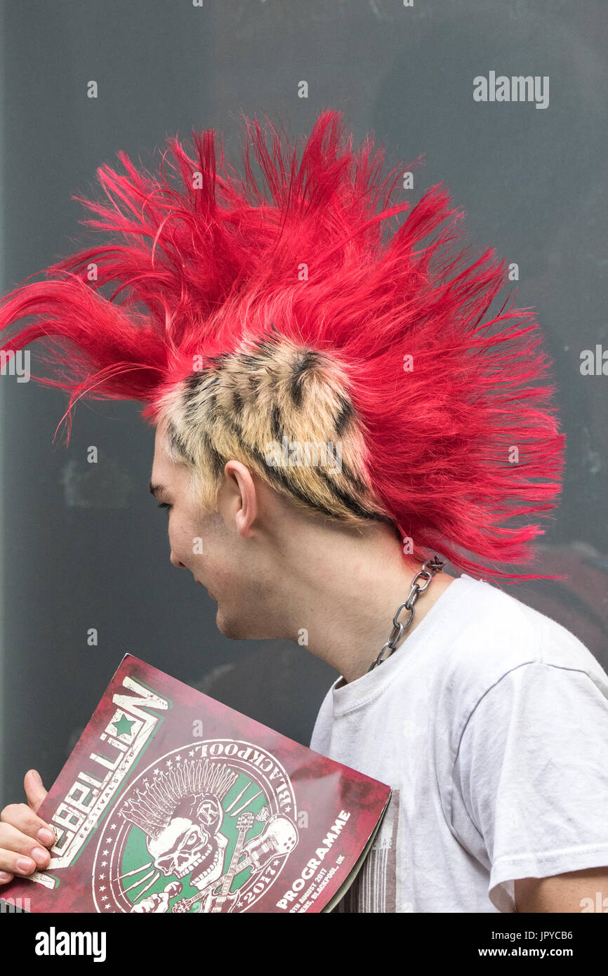 Une rébellion rébellion rebelles punk rock festival Blackpool spike mohawk mohican hérissée de pointes coiffure cheveux steampunk rock hors-doc martens à bascule Banque D'Images