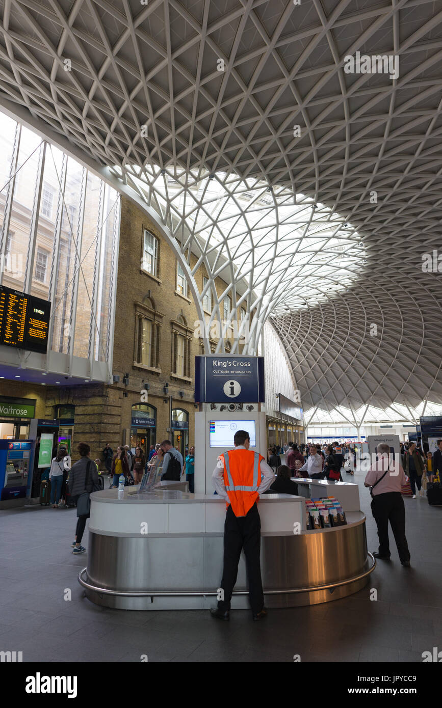 Bureau d'informations client en vertu de la conception du réseau du toit de la gare de King's Cross, Londres Banque D'Images