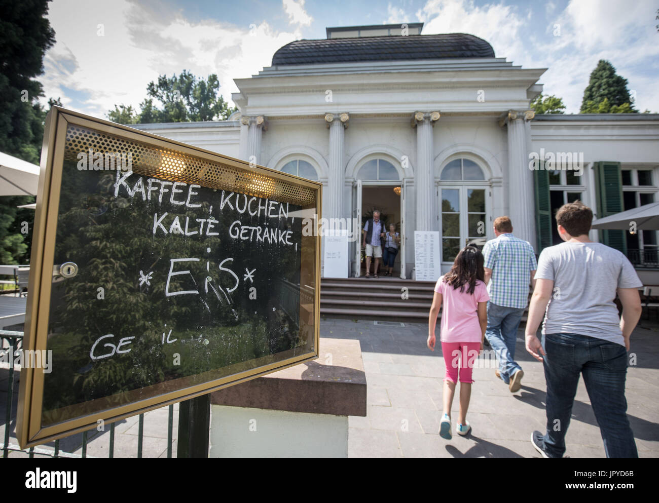Visiteurs en dehors de la Villa Leonhardi dans les jardins botaniques Palmengarten Frankfurt am Main, Allemagne, le 3 août 2017. Autour de 20 millions d'euros doivent être investis dans la rénovation des jardins. Photo : Frank Rumpenhorst/dpa Banque D'Images