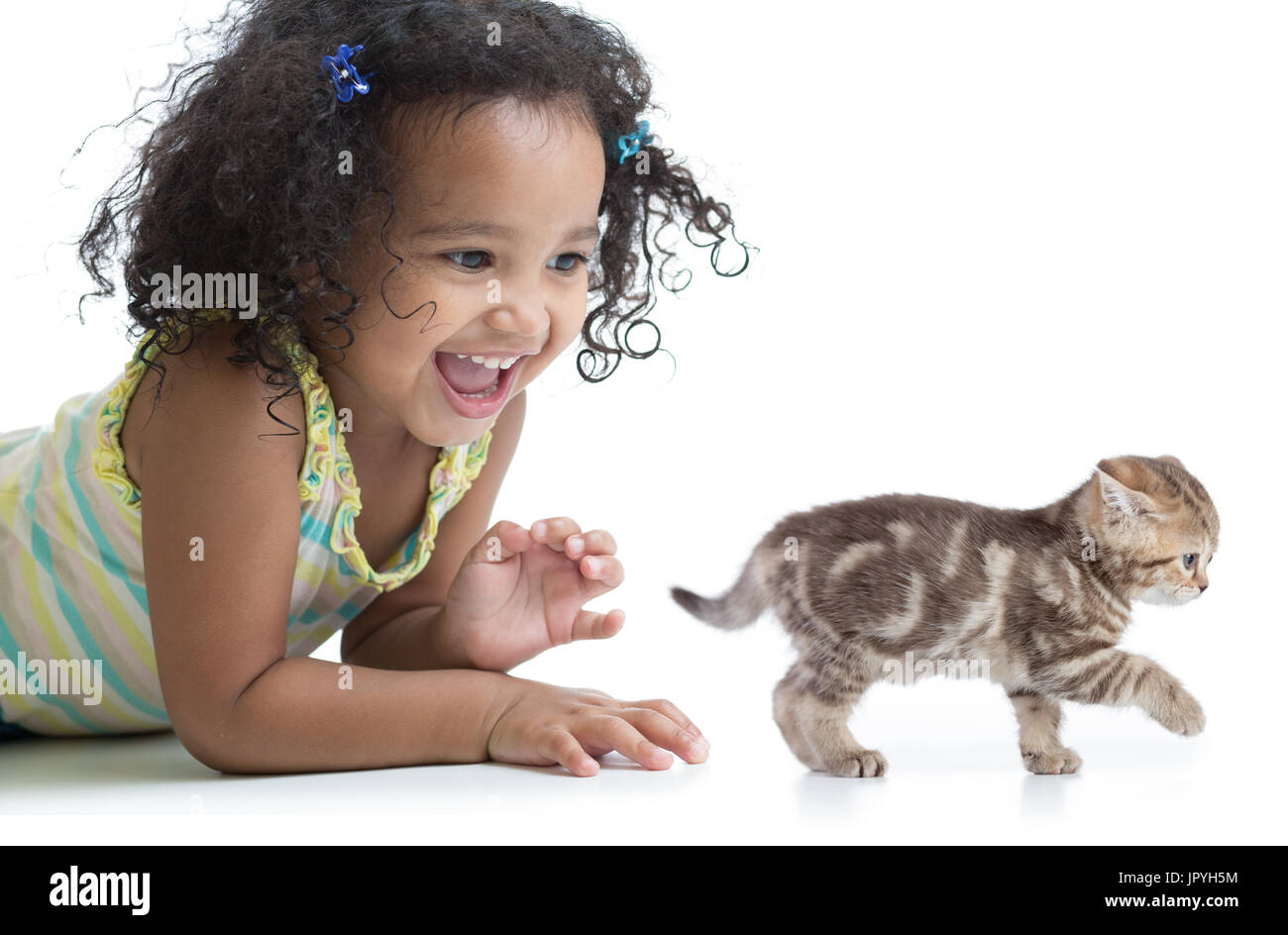 Happy kid fille jouant avec chaton Banque D'Images