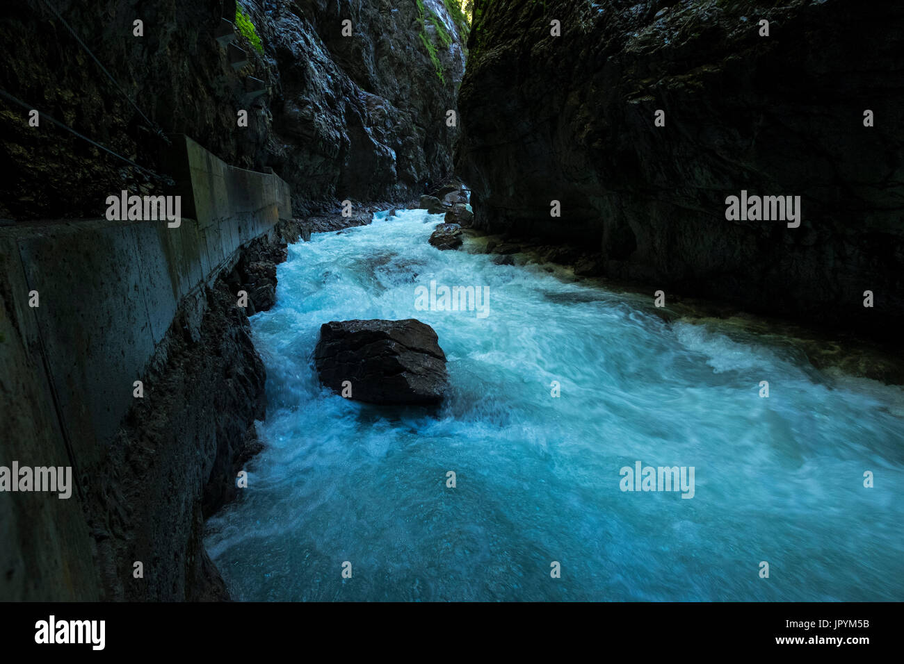 Grâce à l'eau près de gorge Partnachklamm Garmisch Partenkirchen, Bavière, Allemagne Banque D'Images